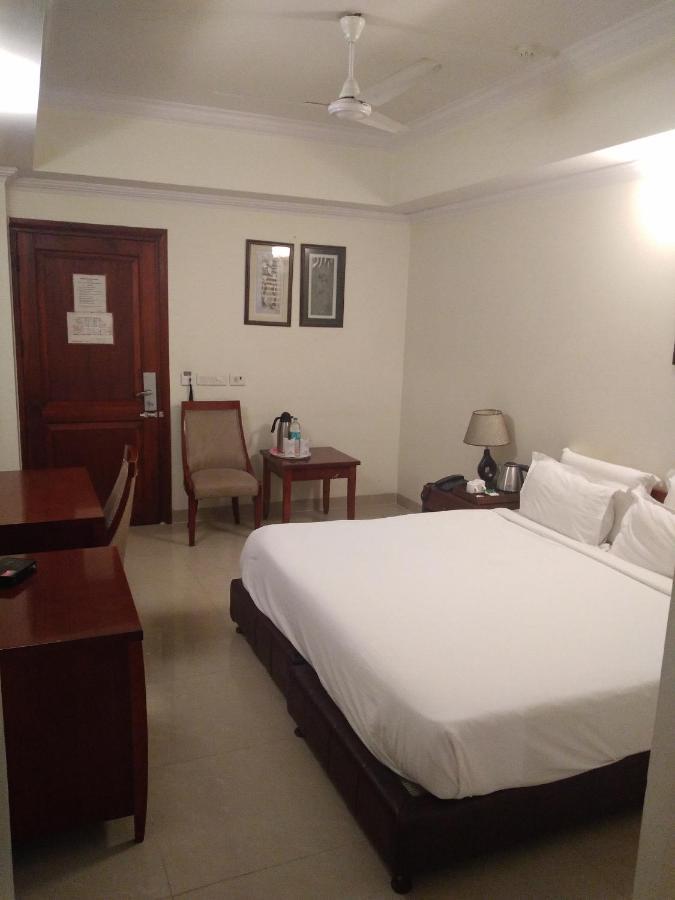 Hotel Bluestone Ghaziabad Exteriör bild